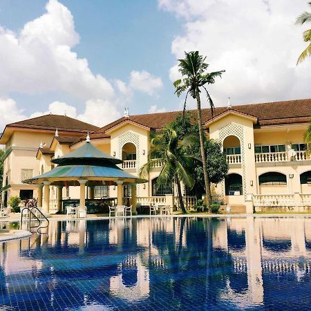 Club Morocco Resort And Country Club Subic Exterior photo