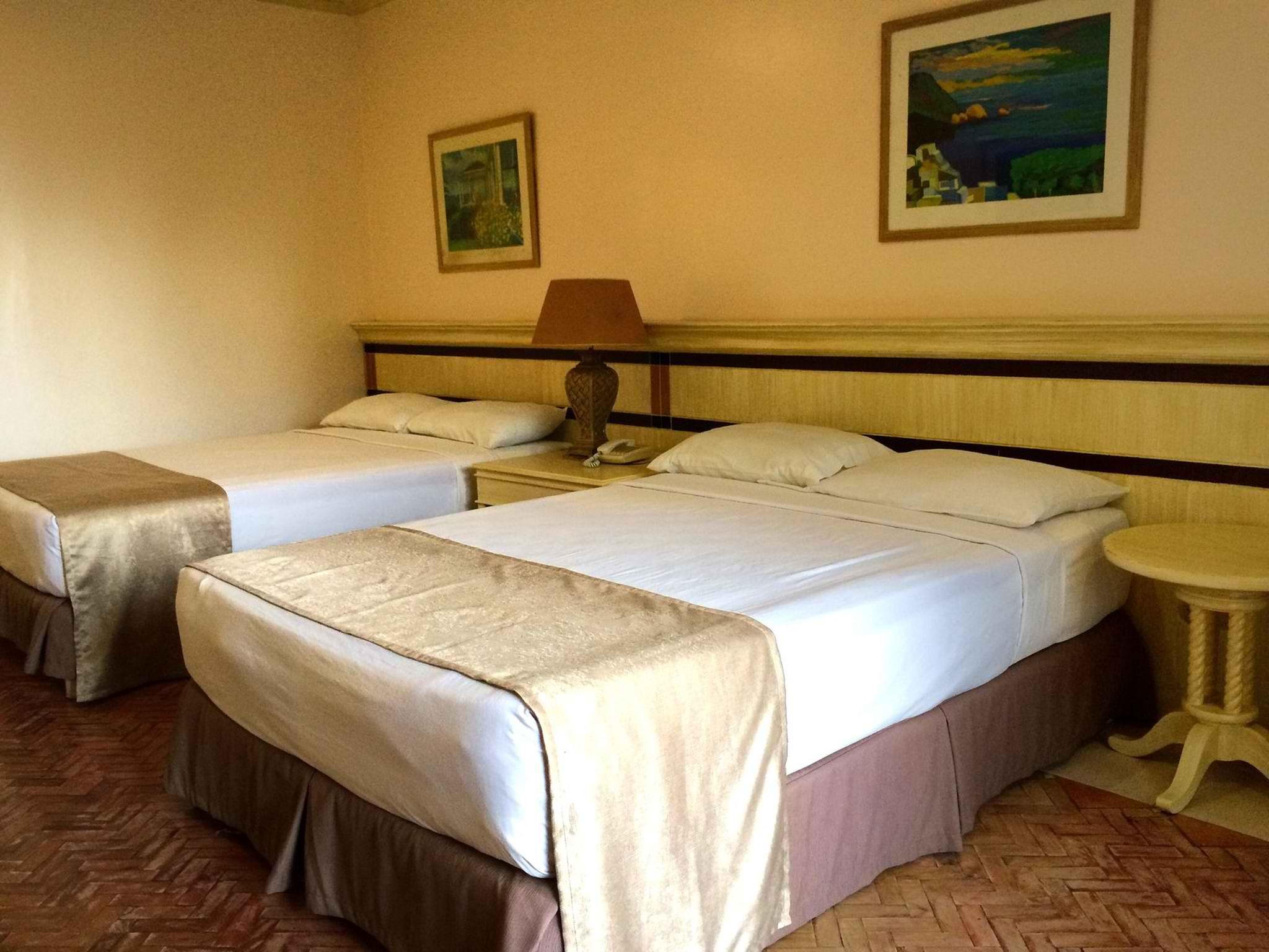 Club Morocco Resort And Country Club Subic Exterior photo