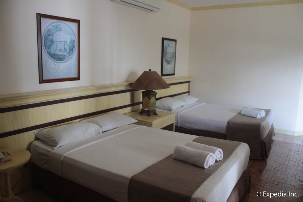 Club Morocco Resort And Country Club Subic Exterior photo