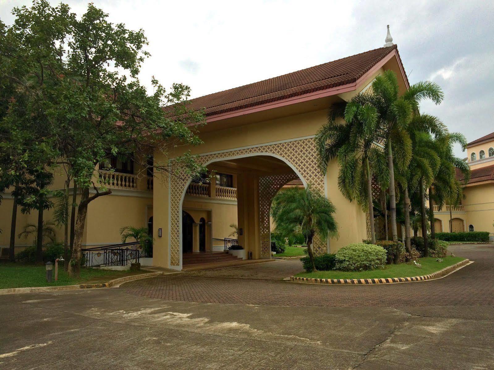 Club Morocco Resort And Country Club Subic Exterior photo