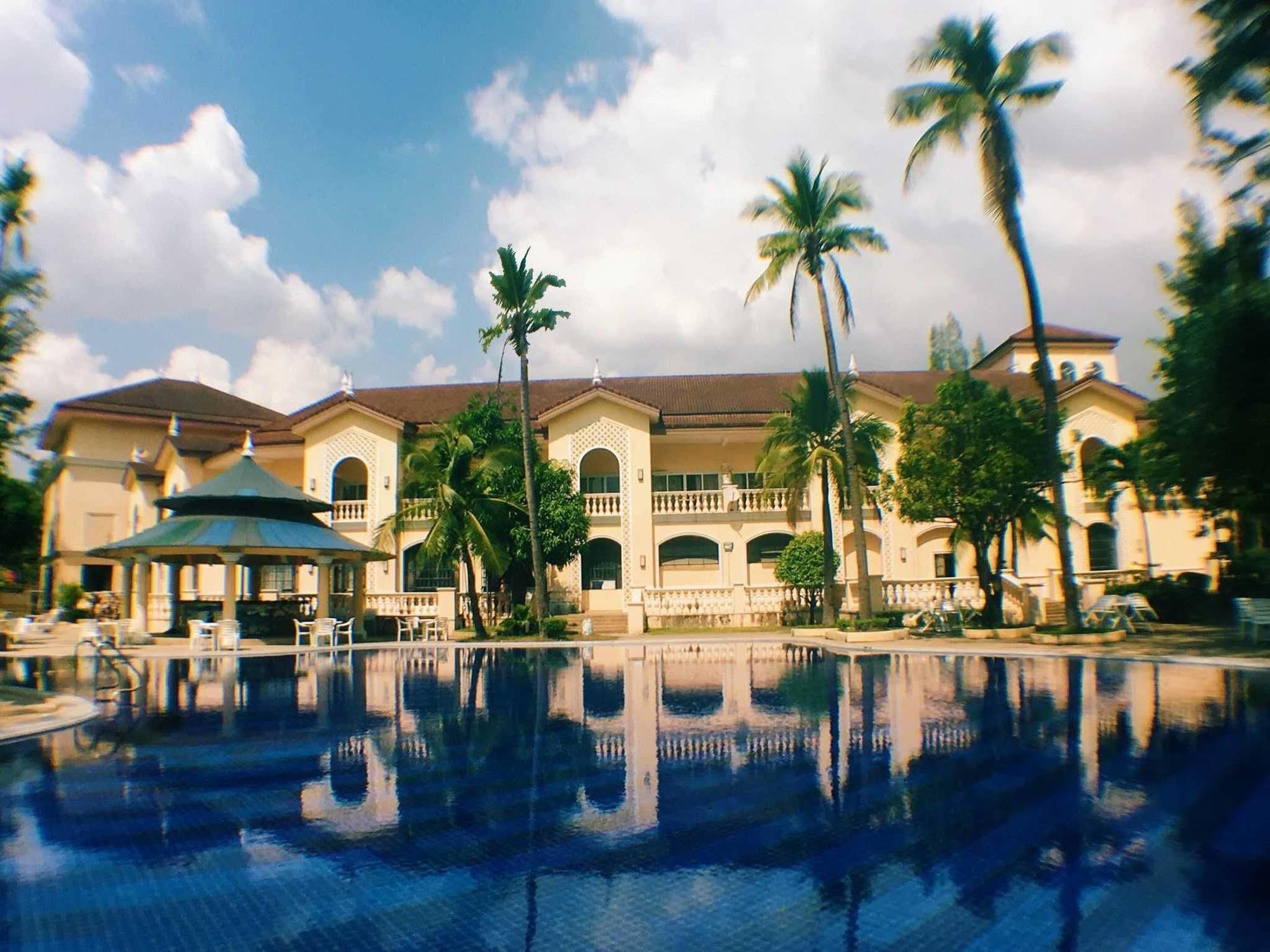 Club Morocco Resort And Country Club Subic Exterior photo