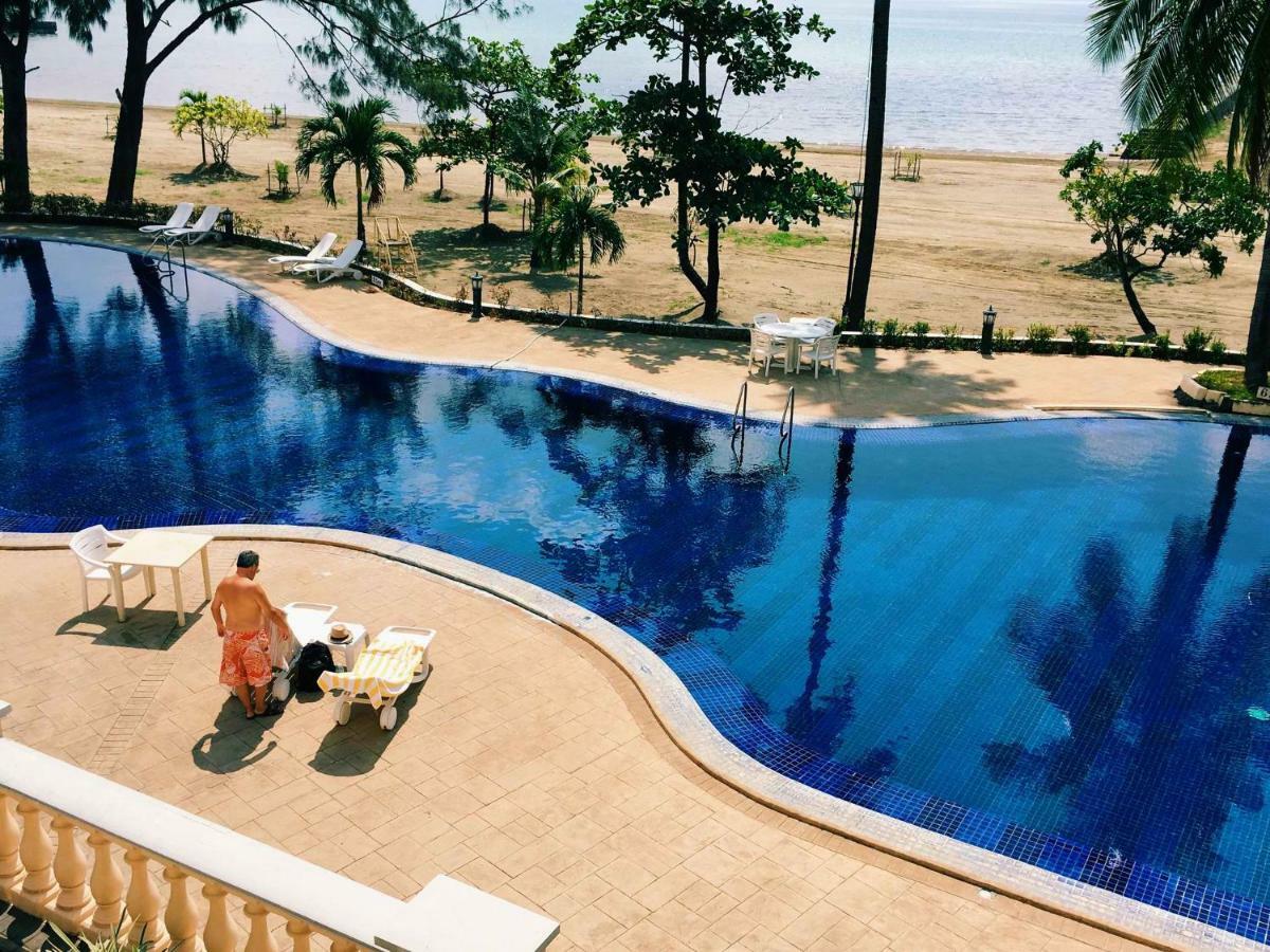 Club Morocco Resort And Country Club Subic Exterior photo