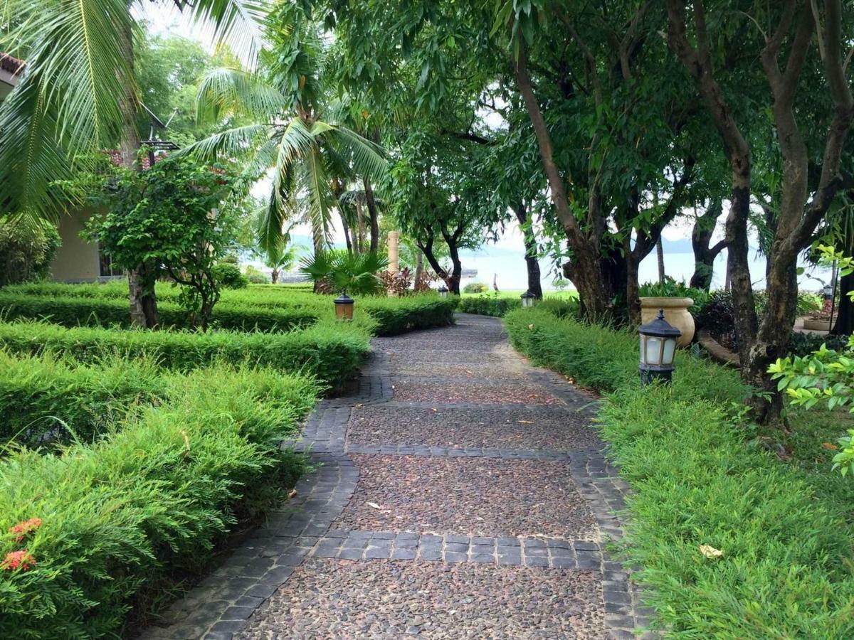 Club Morocco Resort And Country Club Subic Exterior photo